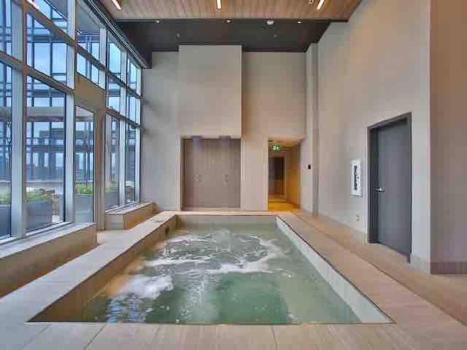 Mind Blowing City View - 2 Beds - Pool & Spa - Downtown Montreal Exterior photo