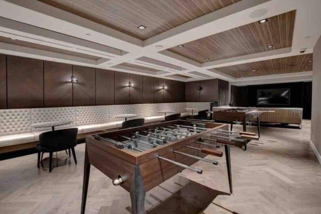 Mind Blowing City View - 2 Beds - Pool & Spa - Downtown Montreal Exterior photo